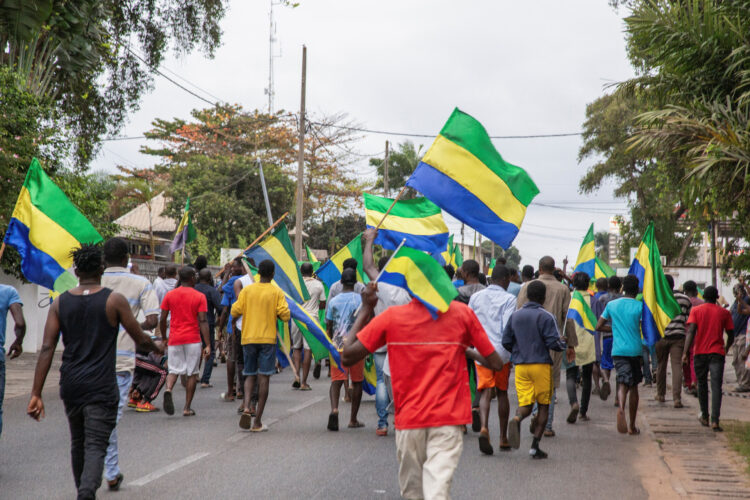 Ljudje v Gabonu pozdravljajo vojake