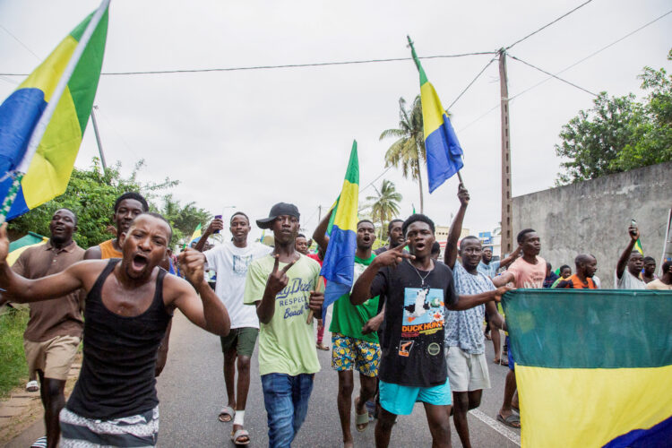 Ljudje v Gabonu pozdravljajo vojake