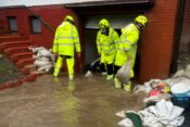 Gasilci pomagajo ob poplavah.