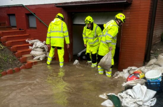 Gasilci pomagajo ob poplavah.