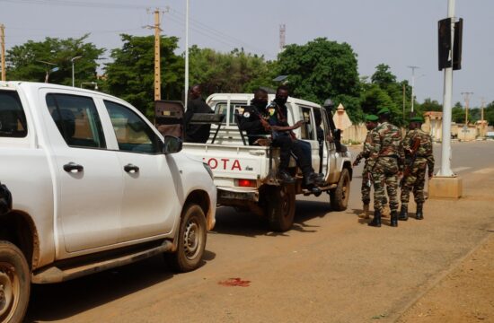 Vojaki pri varnostni postojanki pred francosko ambasado po vojaškem udaru v Nigru.