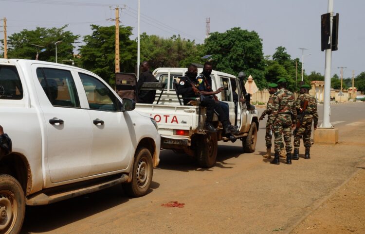 Vojaki pri varnostni postojanki pred francosko ambasado po vojaškem udaru v Nigru.