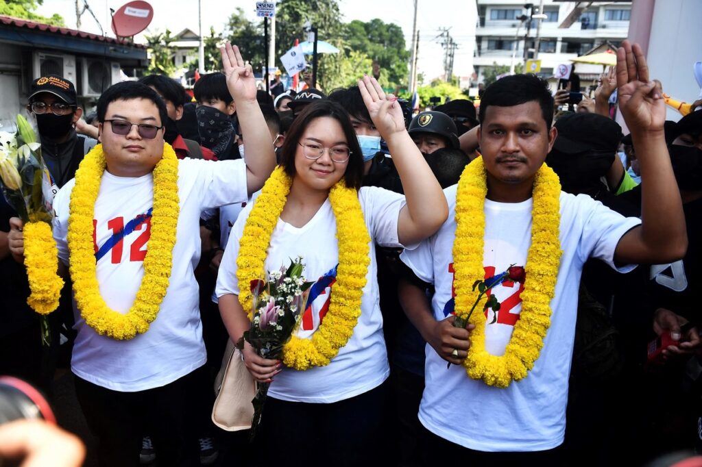 Podporniki nekdanjega tajskega premierja Sretthe Thavisina.