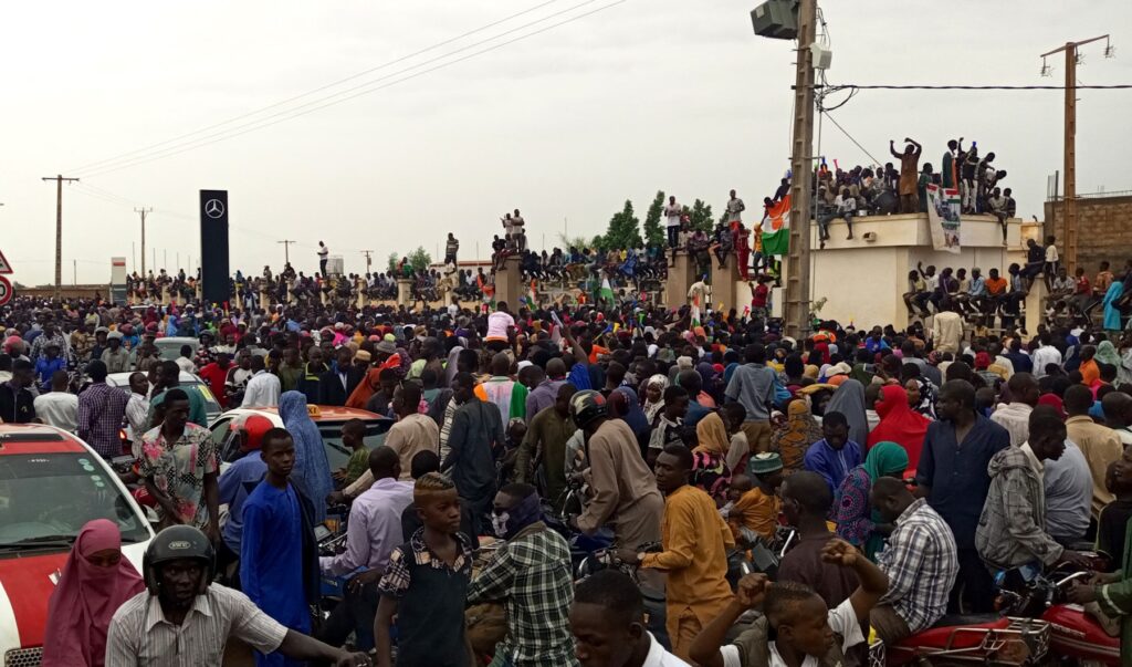 Več tisoč protestnikov v Nigru zahtevalo odhod francoske vojske