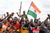 Več tisoč protestnikov v Nigru zahtevalo odhod francoske vojske