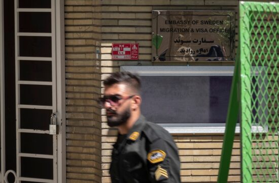 Iranski policist pred švedskim veleposlaništvom