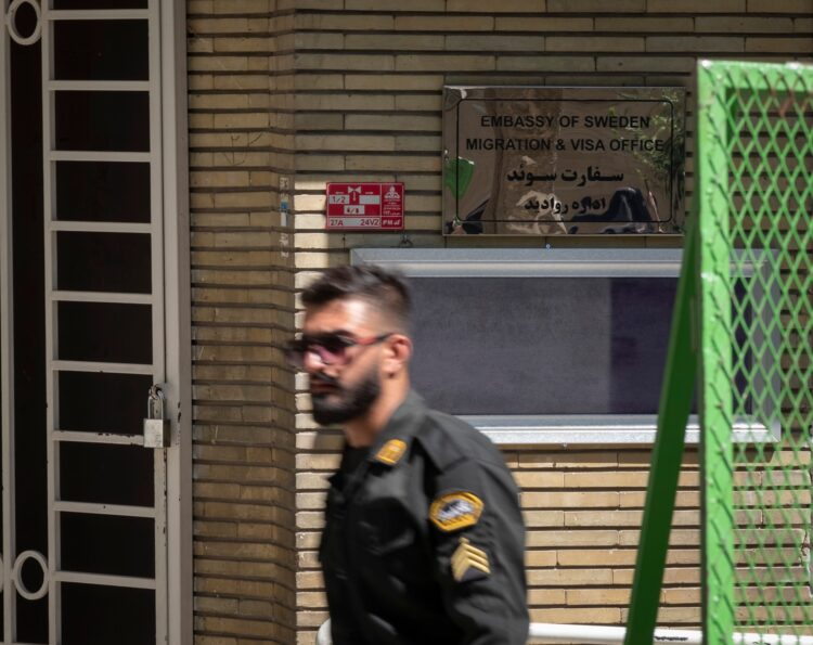 Iranski policist pred švedskim veleposlaništvom