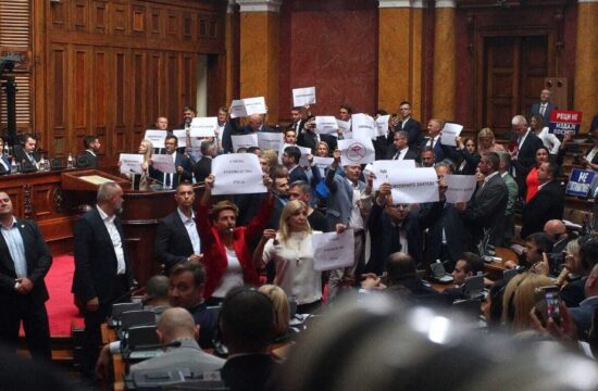 Srbska opozicija s protestnimi žvižgi in hrupom ovirala delo parlamenta. (Foto: PROFIMEDIA)