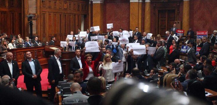 Srbska opozicija s protestnimi žvižgi in hrupom ovirala delo parlamenta. (Foto: PROFIMEDIA)