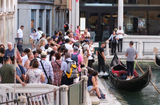 Gruča turistov v Benetkah