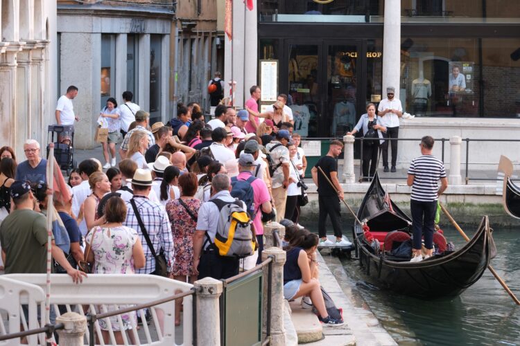 Gruča turistov v Benetkah