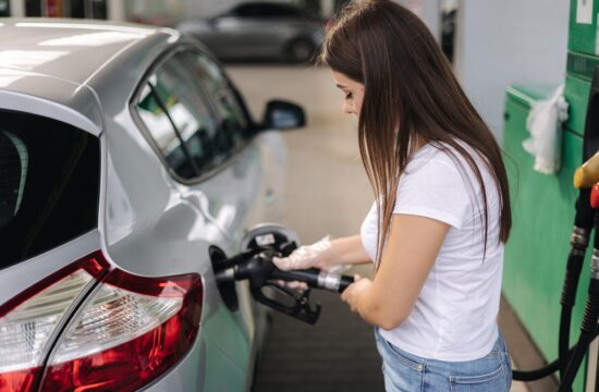 Ženska polni avtomobil z gorivom