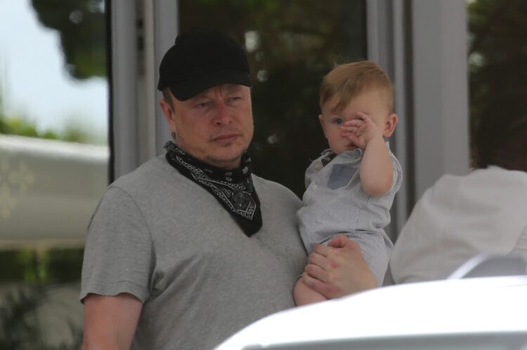 Elon Musk s sinom, ki sta ga z Grimes poimenovala X Æ A-XII.
