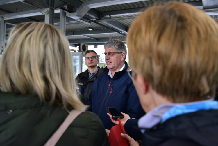 Boštjan Poklukar ob odstranjevanju rezilne ograje na meji s Hrvaško