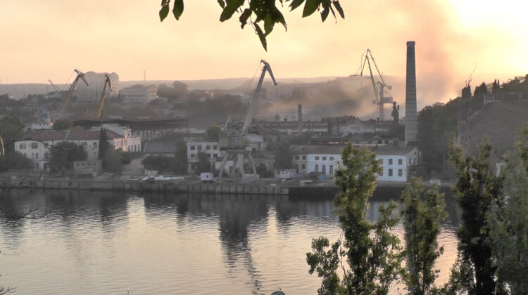 Ukrajina je po navedbah ruskih oblasti izvedla raketni napad na ladjedelnico v pristanišču mesta Sevastopol.