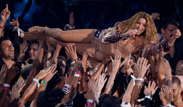 Shakira na rokah publike med nastopom MTV nagrad.