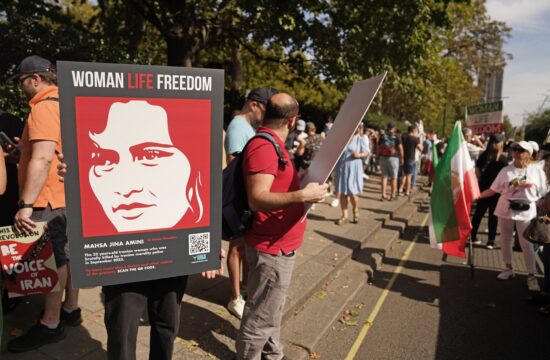 Protesti v Londonu ob obletnici smrti Mahse Amini.