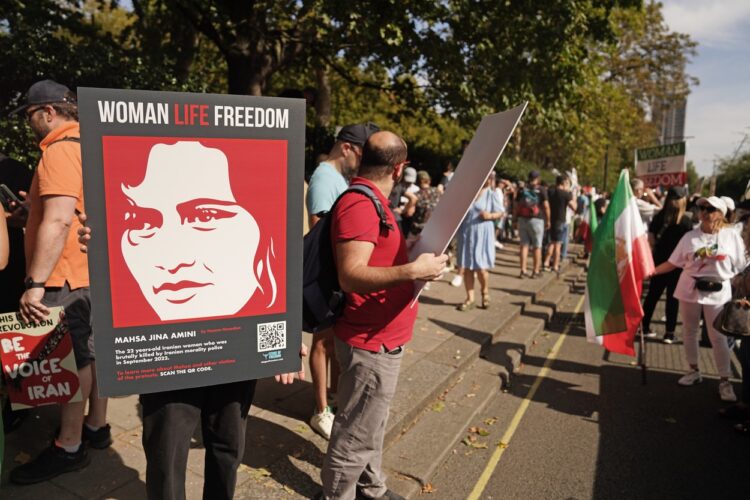 Protesti v Londonu ob obletnici smrti Mahse Amini.