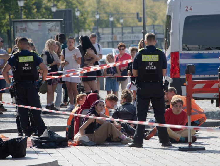 Podnebni aktivisti Brandenburška vrata poškropili z barvo.