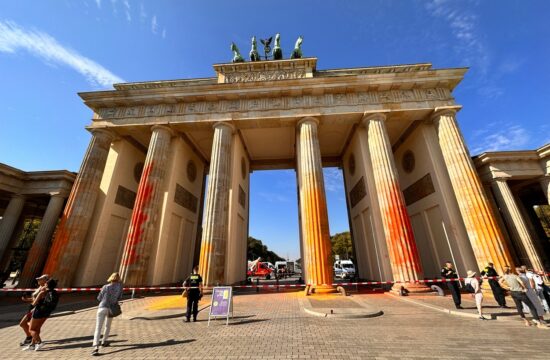 Podnebni aktivisti Brandenburška vrata poškropili z barvo.