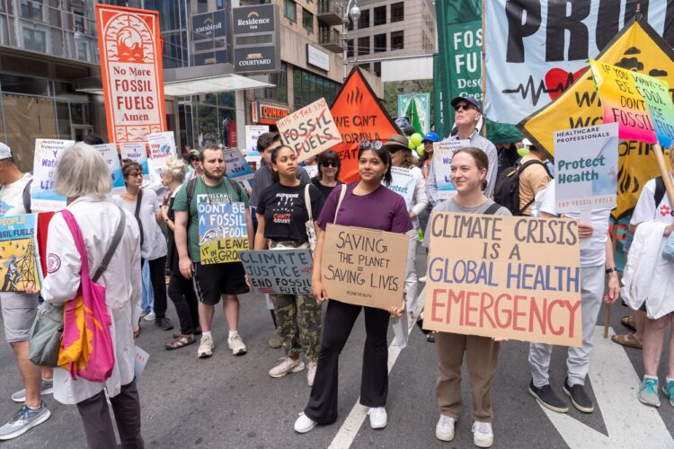 Več deset tisoč ljudi v New Yorku zahtevalo opustitev izkoriščanja fosilnih goriv