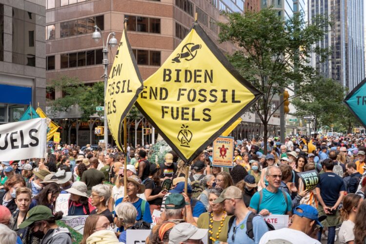 Več deset tisoč ljudi v New Yorku zahtevalo opustitev izkoriščanja fosilnih goriv