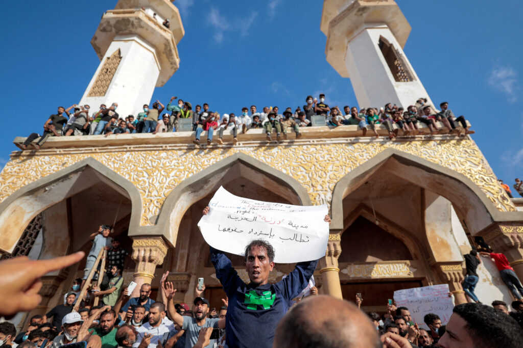 Protestniki na mošeji v Libiji.