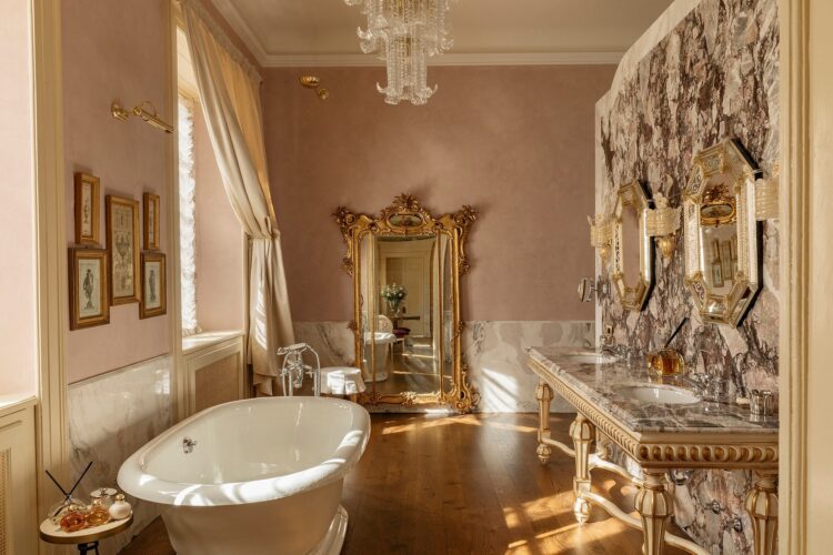 Prestižna kopalnica v baročnem slogu