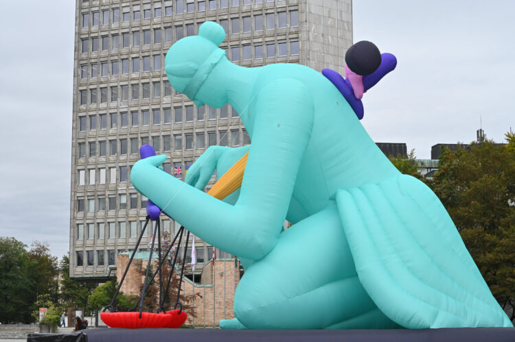 V Ljubljani z ogromnim balonom opozorili na odgovornost podjetij za kršenje človekovih pravic