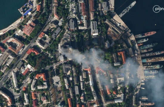 Satelitska slika s pristanišča v Krimu, kjer se vidi dim po napadu.