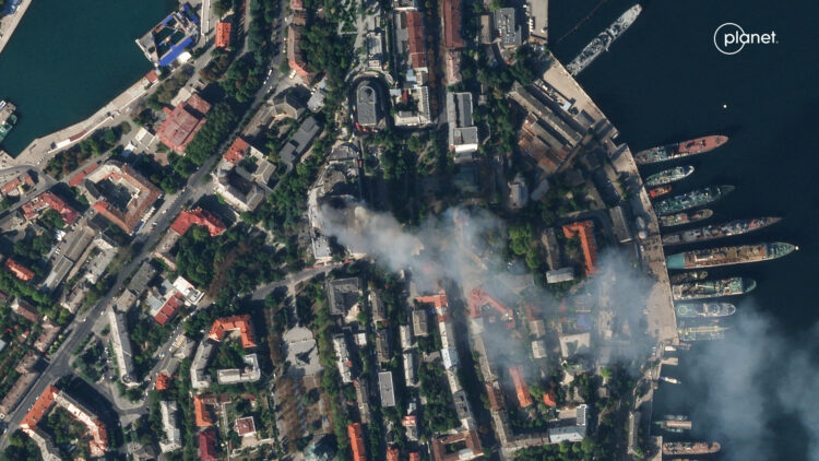 Satelitska slika s pristanišča v Krimu, kjer se vidi dim po napadu.