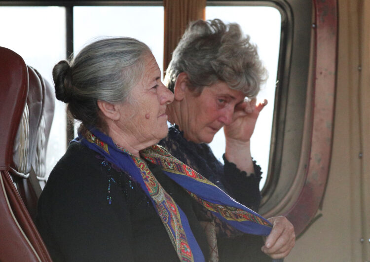 Starejši gospe na vlaku proti armeniji