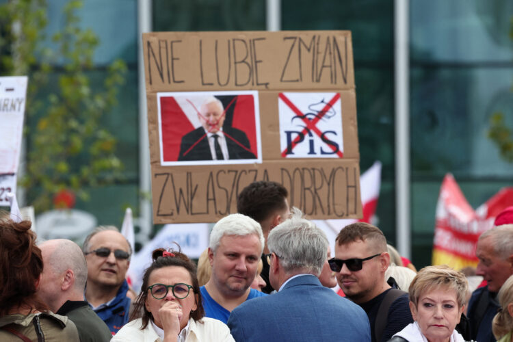 Na poljskih ulicah na tisoče protestnikov.