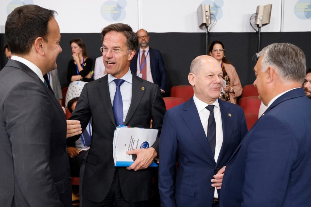 Irski premier Leo Varadkar, nizozemski premier Mark Rutte, nemški kancler Olaf Scholz in madžarski minister Viktor Orban 