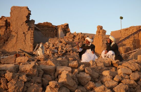 Podrte hiše po potresu v Afganistanu.