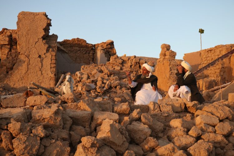Podrte hiše po potresu v Afganistanu.