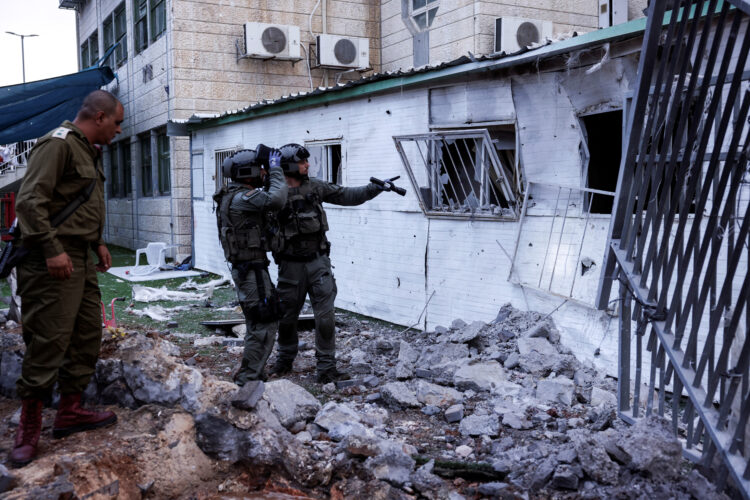 Izraelski vojaki si ogledujejo škodo v izralskem naselju Beitar Ilit