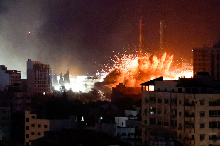 Ogenj in dim po izraelskem obstreljevanju Gaze