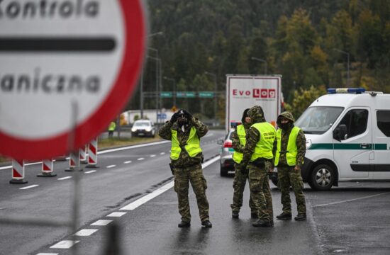 Poljski policisti na meji s Slovaško.
