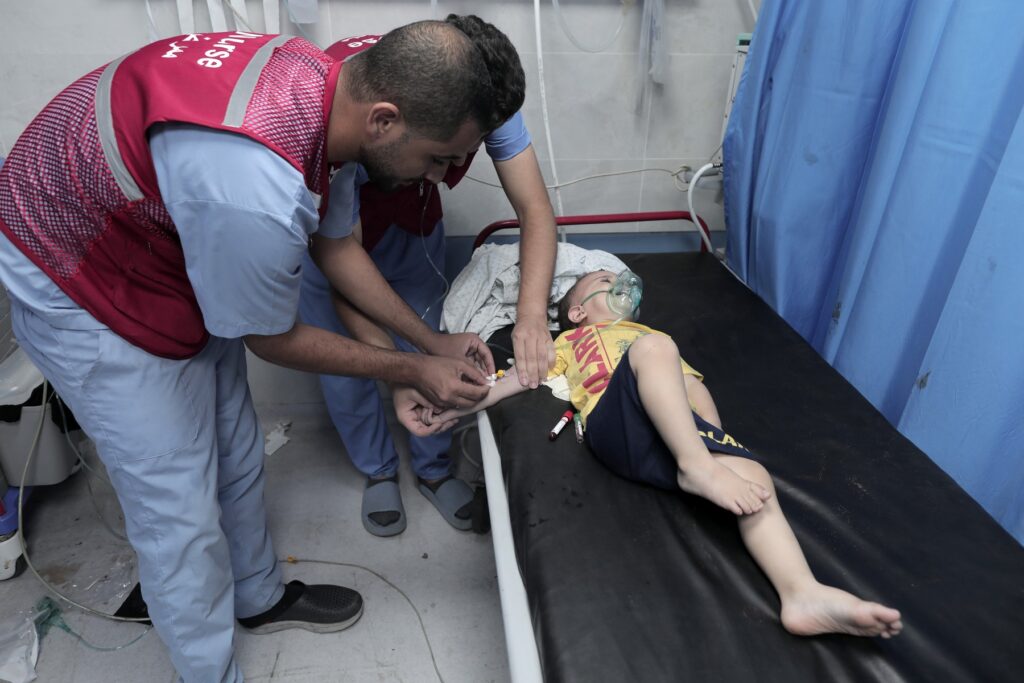 Ranjeni palestinski deček v bolnišnici