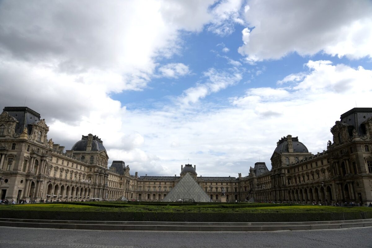 Pour des raisons de sécurité, le musée du Louvre à Paris a été fermé et les visiteurs ont été évacués