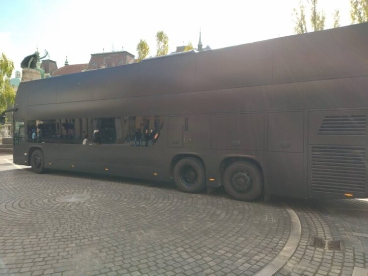 Črn avtobus v središču Ljubljane