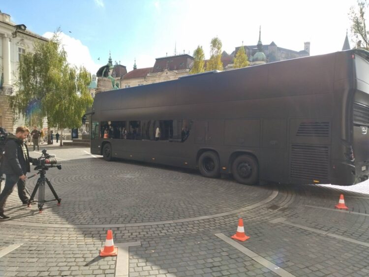 Črn avtobus v središču Ljubljane