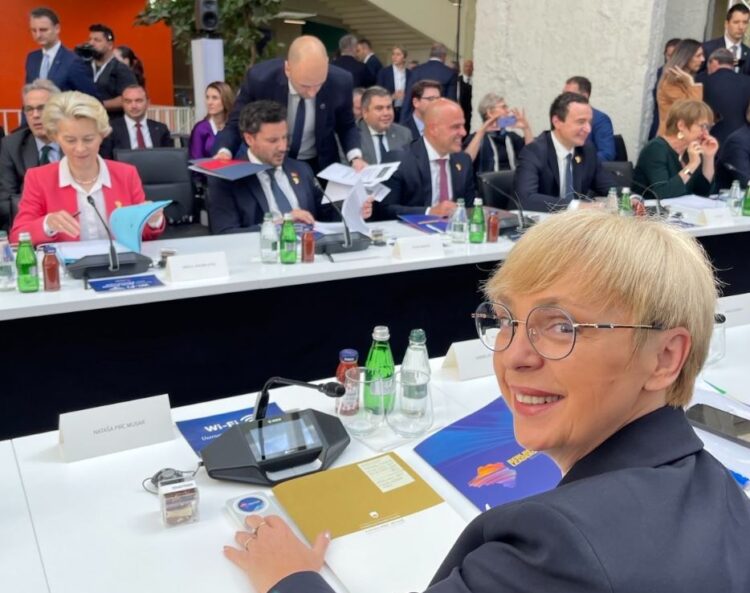 Nataša Pirc Musar na Vrhu Berlinskega za mizo z ostalimi udeleženci, tudi von der Leyen