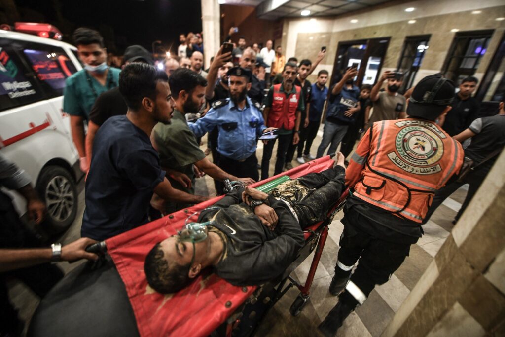 Palestinski zdravstveni delavci nosijo ranjenca 