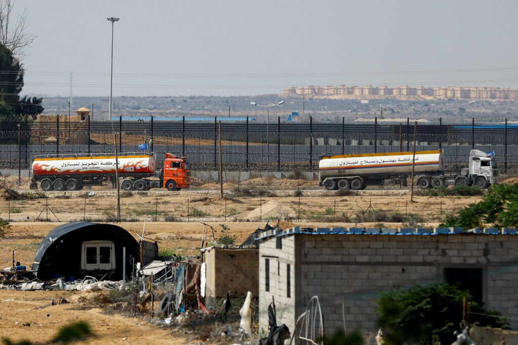 Tovornjaki ZN z gorivom na egiptovski strani prehoda Rafa