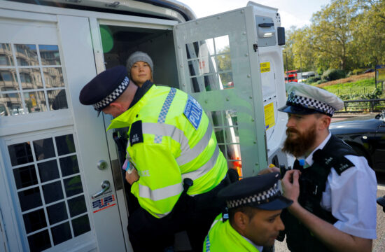 londonski policisti pridržali Greto Thunberg