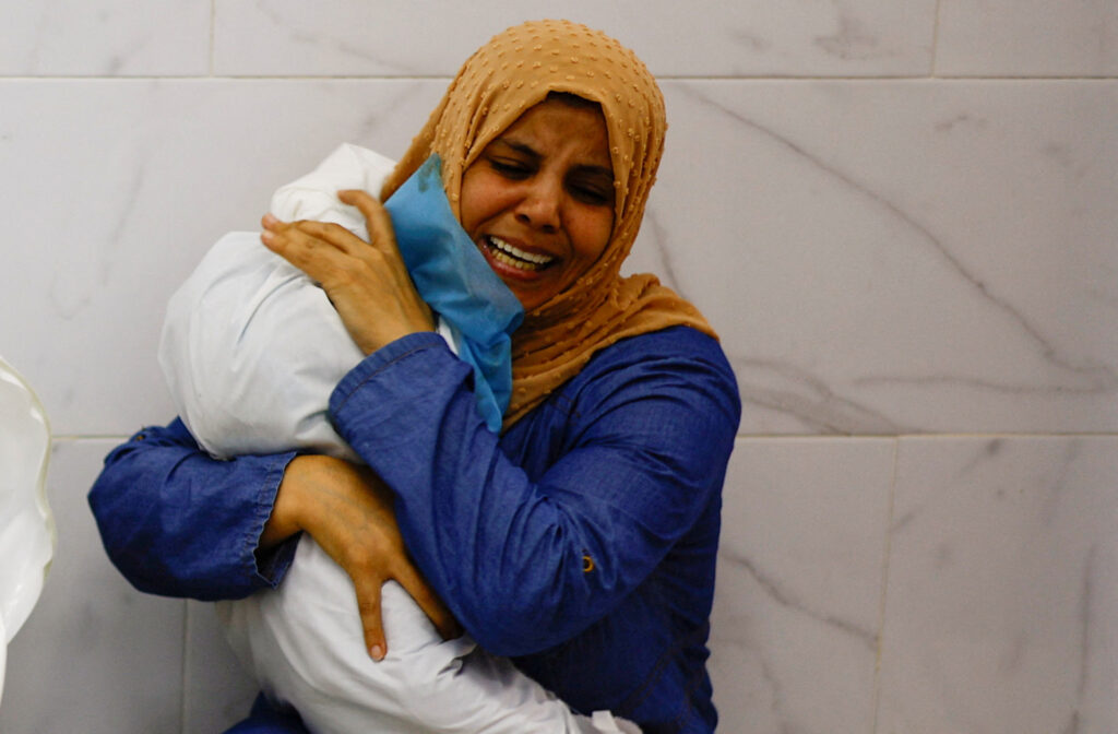 mama z mrtvim otrokom v Gazi