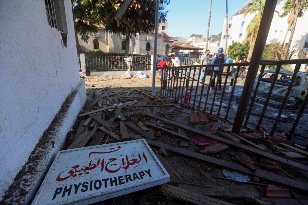 Ruševine napadene bolnišnice v Gazi