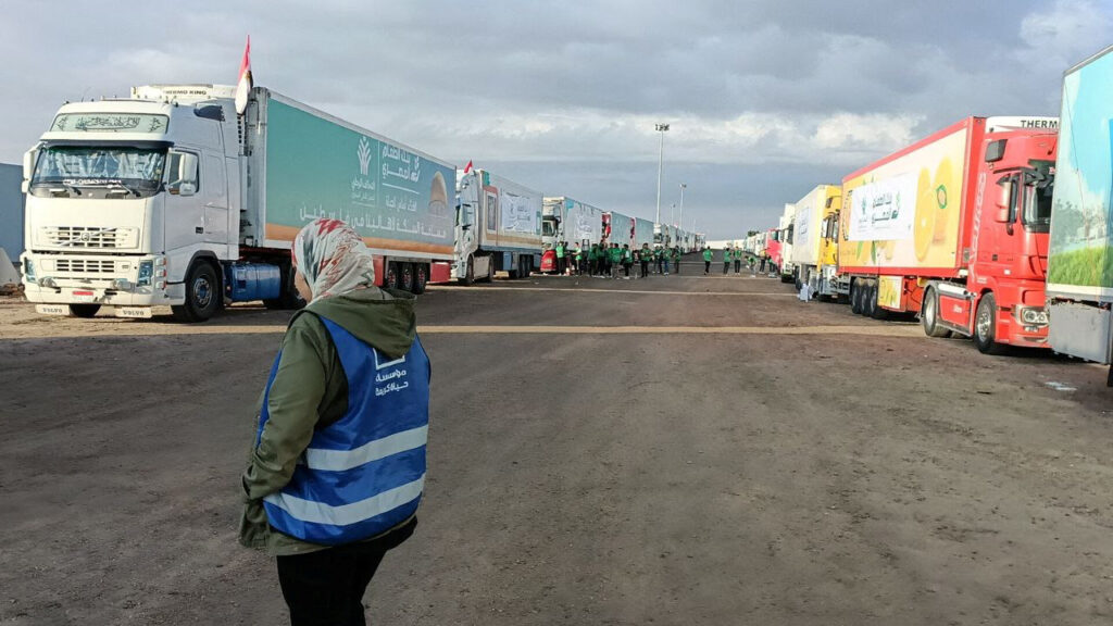 Tovornjaki s humanitarno pomočjo ob meji z Gazo